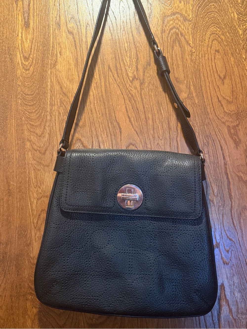 Kate spade, Black Leather Shoulder Bag with Turn-Lock Accent, green interior